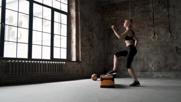 Žena Skákala Stupňové Platformě Pomalý Pohyb Ženské Nohy Tenisky Tělocvičně — Stock video