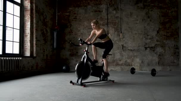 Güzel Fitness Kadınlar Spor Salonunda Bisiklet Egzersizleri Yapıyor Spor Salonunda — Stok video