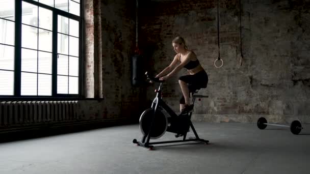 Όμορφο Γυμναστήριο Γυναίκες Κάνουν Ασκήσεις Στο Ποδήλατο Στο Γυμναστήριο Όμορφη — Αρχείο Βίντεο