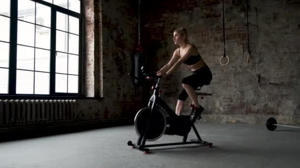 Makyaj Saç Modeli Ile Sevimli Kız Karanlık Bir Spor Salonunda — Stok video