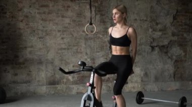 Güzel fitness kadınlar spor salonunda bisiklet egzersizleri yapıyor. Spor salonunda bisiklet egzersizleri yapıyor spor güzel fitness kadınlar