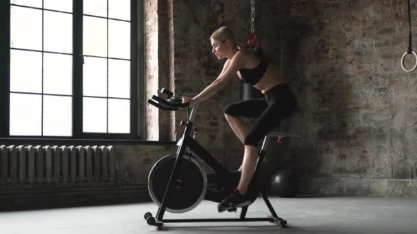 Kvinnan Sportkläder Tränar Motionscykeln Det Gröna Gymmet Närbild Kvinna Sportkläder — Stockvideo