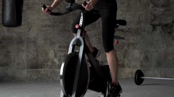 Junges Mädchen Auf Dem Heimtrainer Der Sporthalle Attraktives Mädchen Läuft — Stockvideo