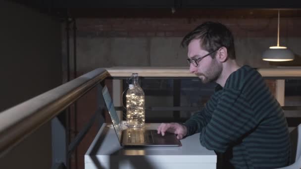 带胡子的嬉皮士在协同工作空间中参与启动项目的过程 办公室里戴着眼镜和笔记本电脑的男人 — 图库视频影像