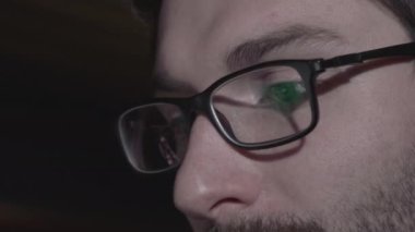 Yan Yakın Çekim Yansıma Grafikleri İş Adamı Erkek Gözlükleri Çalışma 4k Ofis Rutin Dizüstü Bilgisayar Korsanı.