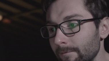 Çekici, etkili bir ofis çalışanı gece geç saatlerde kabinesinde çok çalışıyor, çay içiyor ve bilgisayarında bir şeyler programlıyor. İşkolik, serbest meslek, para kazanmak. Kendi evinde oturuyor.