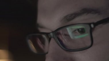 Genç Serbest Çalışan Laptop, Daktilo, Kaydırma, Sörf Ağı, Ekrana Bakma. Profesyonel Yaratıcı Millennial İçişleri Bakanlığı Stüdyosunda Masasında oturuyor ve 4K üzerinde çalışıyor. İnternette Öğrenci Çalışması