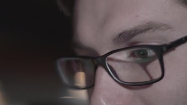 Biznesmen Pracujący Późna Nocy Patrząc Monitor Odbicia Okularach Męski Sprzedawca — Wideo stockowe
