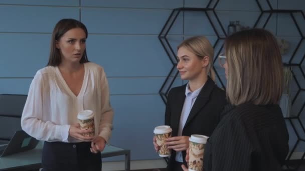 Tres Chicas Negocios Tomando Café Durante Descanso Oficina — Vídeo de stock