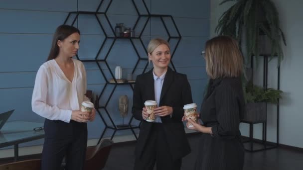 Três Mulheres Negócios Bebem Café Noite Após Trabalho Conversam Sobre — Vídeo de Stock