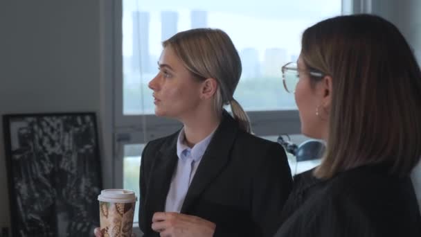 Fermer Trois Femmes Affaires Boivent Café Soir Après Travail Discutent — Video
