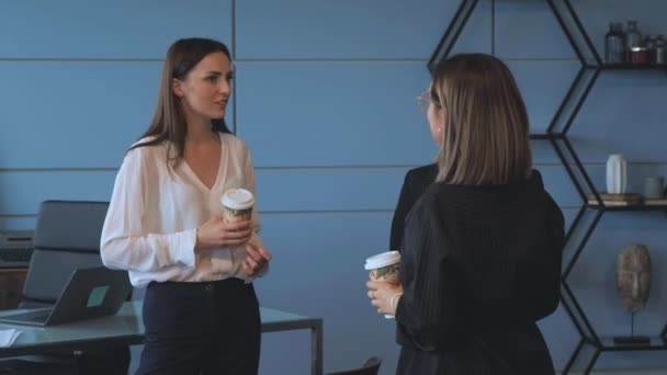 Colegas Bebem Café Noite Após Trabalho Conversam Sobre Novos Projetos — Vídeo de Stock