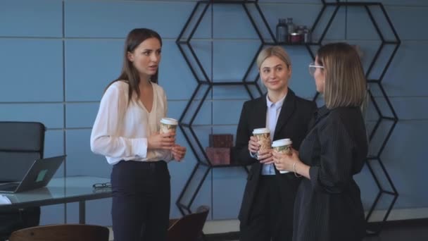 동료들은 사무실에서 시간에 커피를 마시고 새로운 계획에 이야기한다 — 비디오