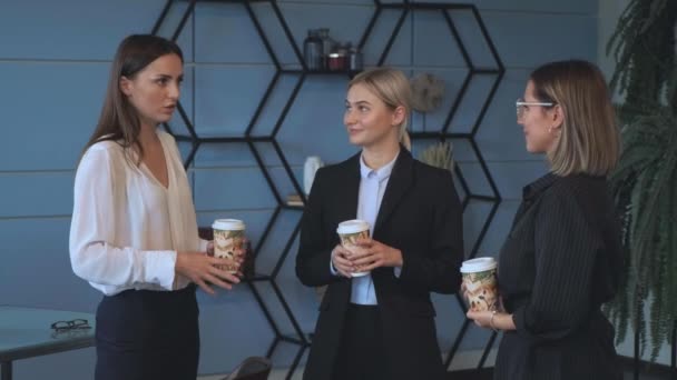 Meninas Negócios Discutir Novo Projeto Beber Café Escritório — Vídeo de Stock