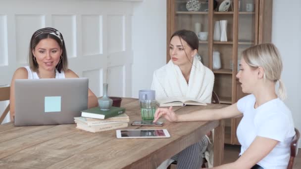 Dos Hermosas Chicas Multiétnicas Trabajan Desde Casa Los Autónomos Trabajan — Vídeo de stock