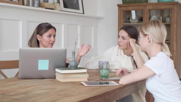 Los Amigos Sonríen Sientan Casa Mesa Hablan Nuevo Proyecto Toman — Vídeo de stock