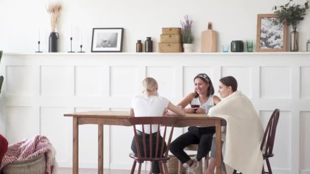 Tres Chicas Sientan Una Habitación Grande Casa Hablan Contándose Historias — Vídeos de Stock