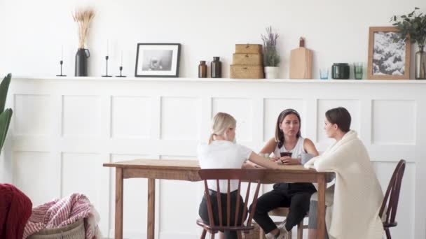 Três Meninas Sentam Uma Mesa Cadeiras Uma Grande Sala Casa — Vídeo de Stock