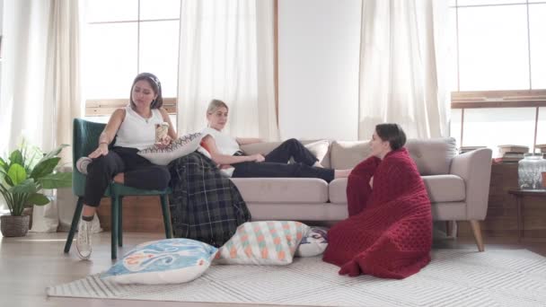Drie Blanke Vriendinnen Die Thuis Zitten Jonge Vrouwen Ontspannen — Stockvideo