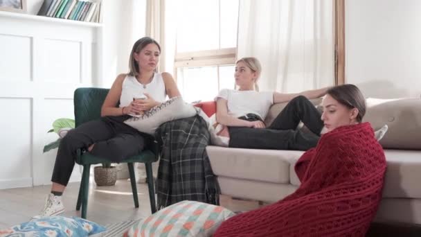 Tre Flickvänner Pratar Med Varandra Sitter Hemma Och Dricker Kaffe — Stockvideo