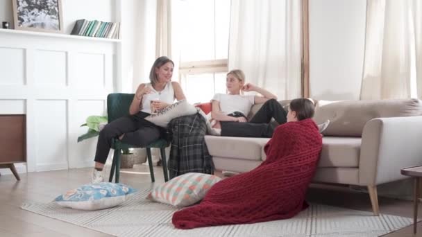 Tre Flickvänner Pratar Med Varandra Kvinnor Kommunicerar Hemma Dricker Kaffe — Stockvideo