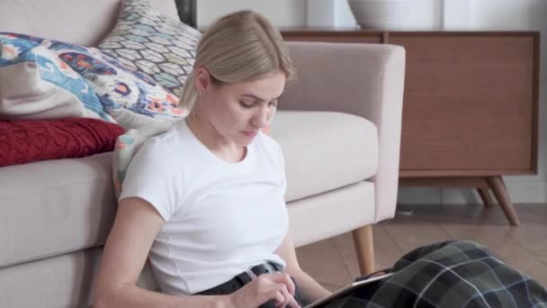 Portrait Profile Attractive Blonde Businesswoman Relaxing Sofa Watching Tablet Home — Stock Video