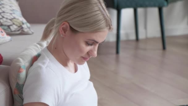 Giovane Bella Donna Caucasica Guardando Qualcosa Sul Dispositivo Tablet — Video Stock