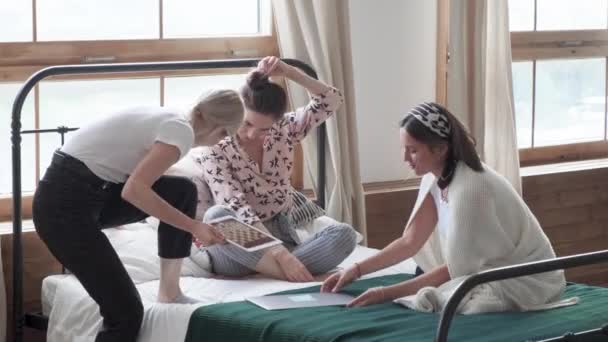 Tres Hermosos Amigos Rizados Sonrientes Cama — Vídeos de Stock