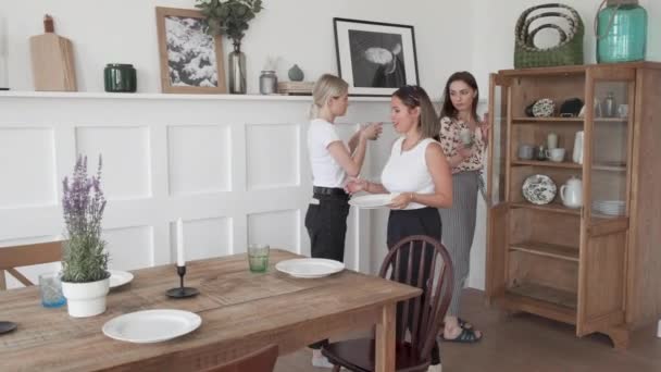 Jonge Vrouw Dekken Tafel Woonkamer Zetten Water Karaf Voor Maaltijd — Stockvideo