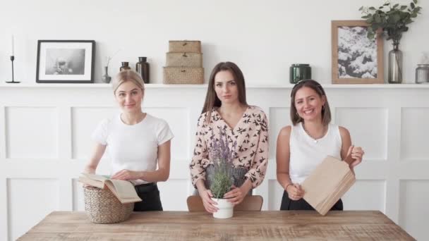 Портрет Три Женщины Стоят Кухне Кладут Вещи Новую Квартиру — стоковое видео
