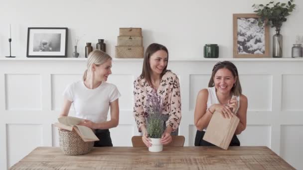 Retrato Sonriente Tres Mujeres Mirando Cámara Pie Cocina Poniendo Cosas — Vídeo de stock