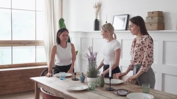 Tres Chicas Sonríen Pie Cocina Colocan Platos Para Una Cena — Vídeo de stock