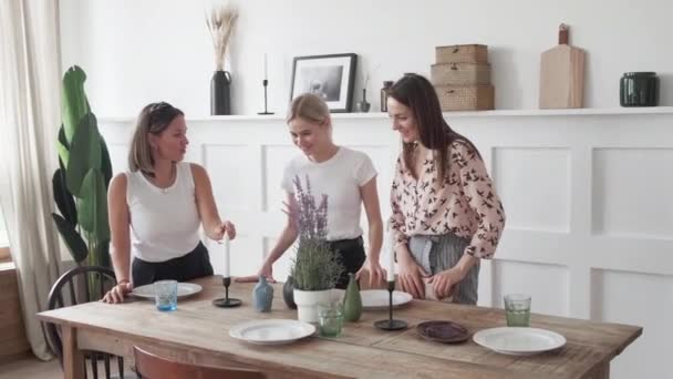 Drie Meisjes Chat Glimlach Staan Keuken Lay Out Borden Voor — Stockvideo