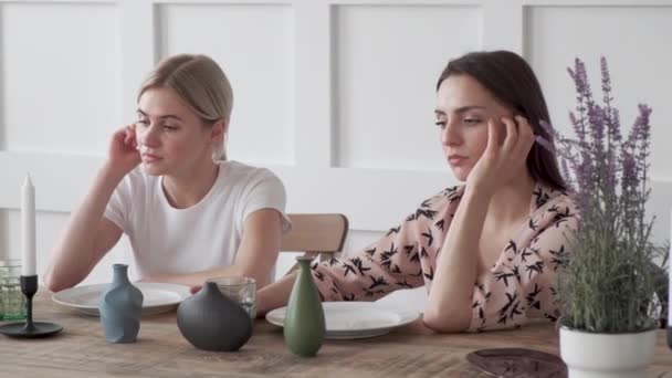 Duas Mulheres Tristes Sentam Mesa Pensam Nas Más Notícias — Vídeo de Stock