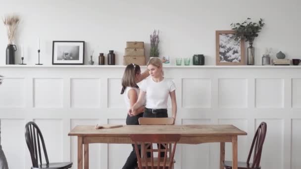 Drie Europese Vrouwen Ruimen Tafel Het Feest Zetten Alles Zijn — Stockvideo