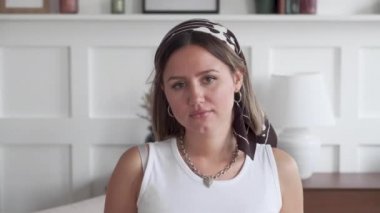 Güzel, kendine güvenen genç, güzel bir kadın. Ofiste yalnız poz veren kameraya bakıyor. Mutlu milenyum öğrencisi profesyonel bir öğrenci.