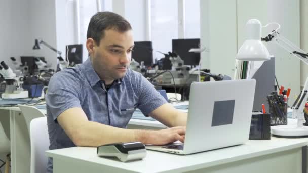 Knappe Man Die Kantoor Werkt Een Laptop Concentreer Het Werk — Stockvideo