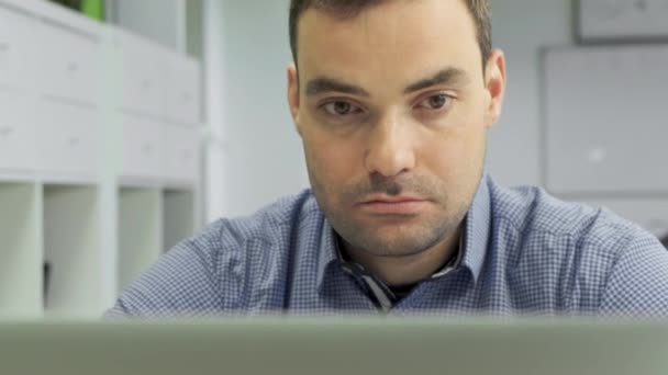 Uomo Affari Preoccupato Che Guarda Portatile Ufficio Primo Piano Uomo — Video Stock