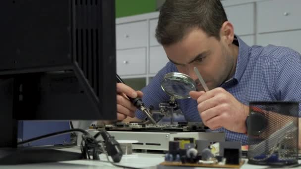 Close Retrato Eletrônica Manutenção Engenheiro Solda Placa Mãe Microchip Placa — Vídeo de Stock