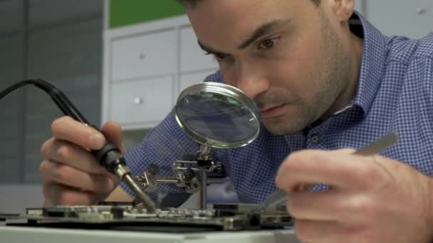 Close Portret Van Electronics Maintenance Engineer Solderen Moederbord Microchip Circuit — Stockvideo