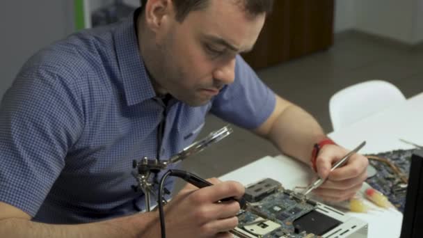 Een Man Met Een Vergrootglas Onderzoekt Een Laptop Microkring Een — Stockvideo