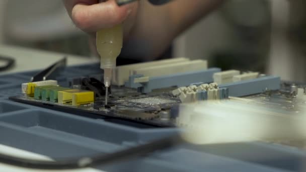 コンピュータ回路基板の修復 ワークスペースをフラックス適用ラップトップマザーボード上のハンダ付けコネクタ — ストック動画