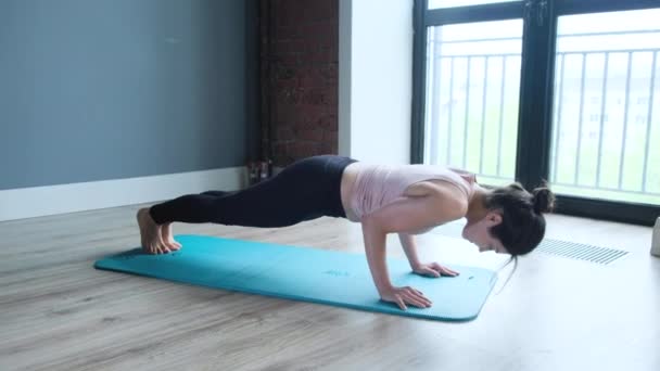 Shot Young Female Athlete Performing Yoga Pozice Doma Modré Podložce — Stock video