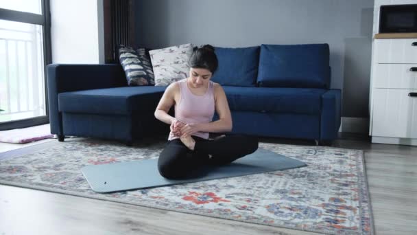 Mooie Vrouw Die Yoga Doet Mediteert Woonkamer Thuis Een Jonge — Stockvideo