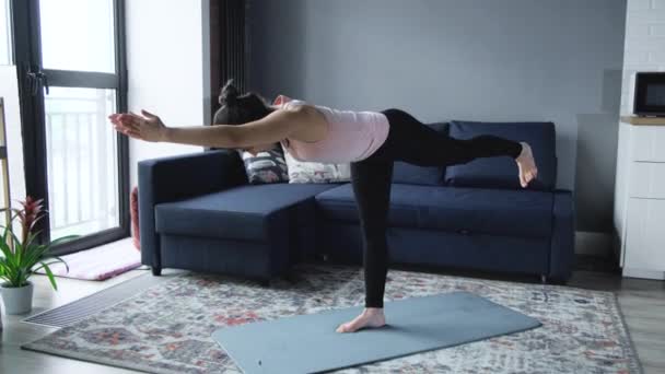 Evde Yoga Yapan Genç Hintli Kadın Genç Bir Bayan Sporcunun — Stok video