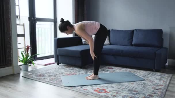Evde Yoga Yapan Genç Hintli Kadın Genç Bir Bayan Sporcunun — Stok video