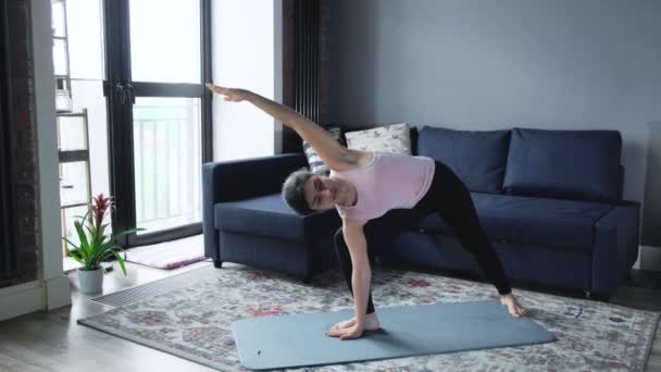 Een Jonge Indiaanse Vrouw Die Thuis Yoga Doet Close Shot — Stockvideo