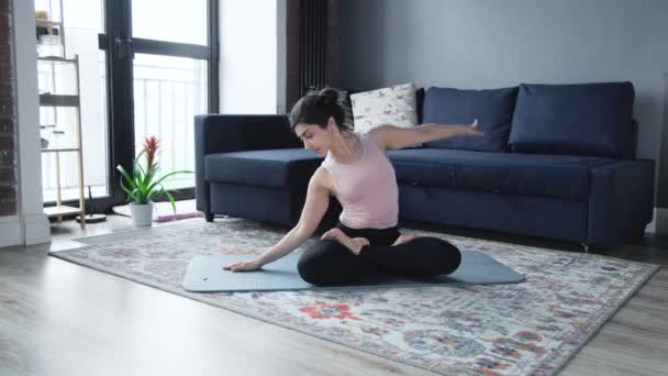 Ontspannen Vrouw Die Yoga Oefeningen Beoefent Zittend Vloer Oosters Interieur — Stockvideo