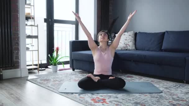 Evde Mavi Yoga Minderinde Spor Kıyafetleriyle Yoga Yapan Çekici Bir — Stok video
