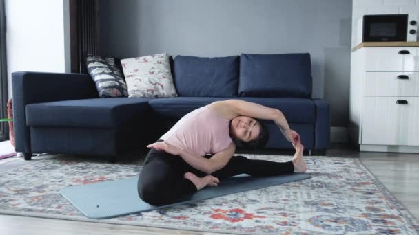 Jeune Femme Indienne Faisant Yoga Maison Une Jolie Femme Pratiquant — Video